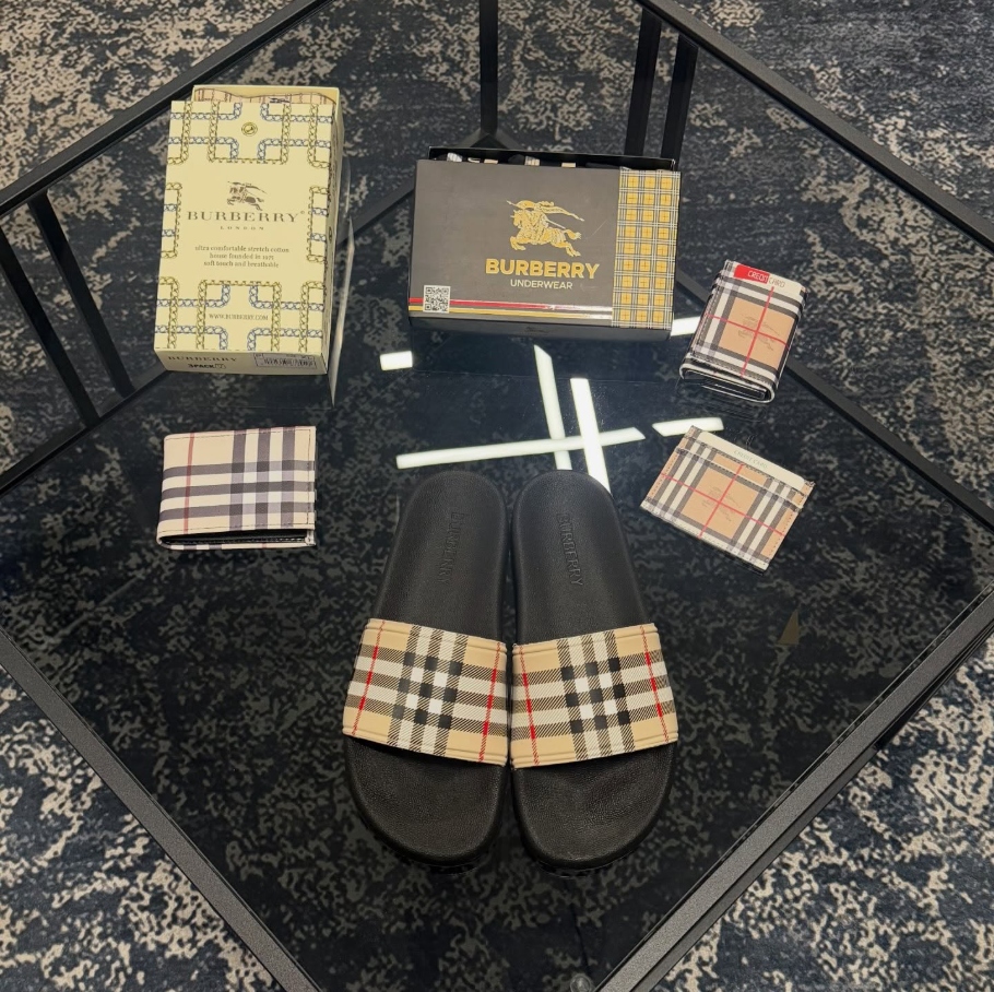 Burberry Bej Klasik Kareli Deri Terlik & Cüzdan Seti